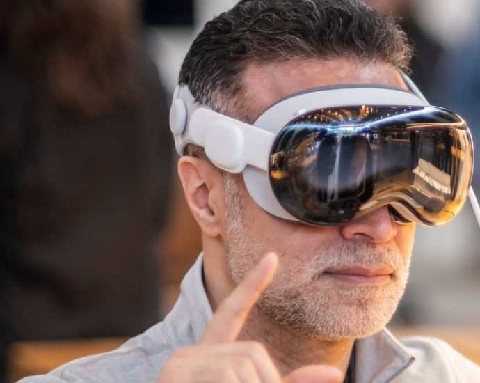 apple-accuses-former-engineer-of-taking-vision-pro-secrets-to-snap