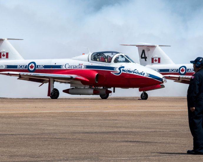 snowbirds-fly-over-ottawa-to-celebrate-canada-day