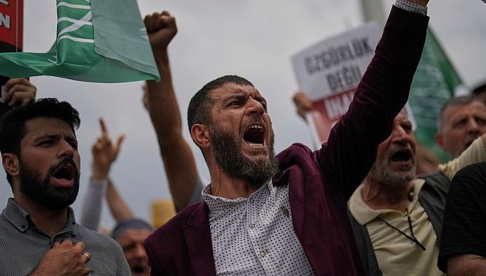 istanbul-protesters-target-leman-magazine-over-controversial-cartoon