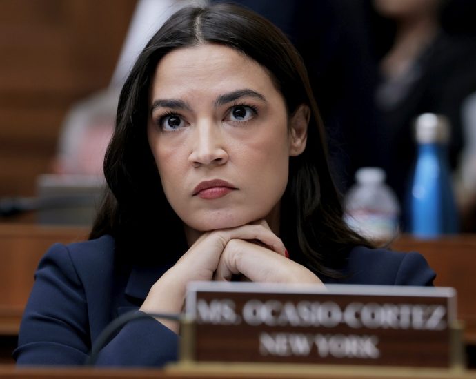 aoc-exposes-catch-in-“no-tax-on-tips”-rule-in-the-traitor’s-budget