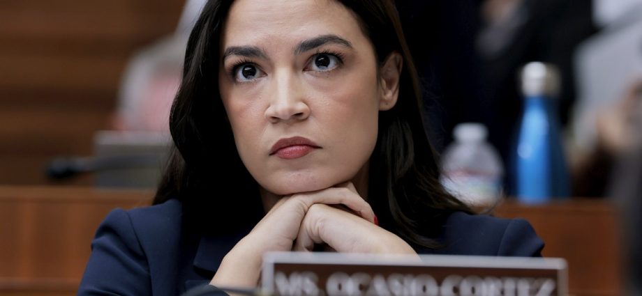 aoc-exposes-catch-in-“no-tax-on-tips”-rule-in-the-traitor’s-budget