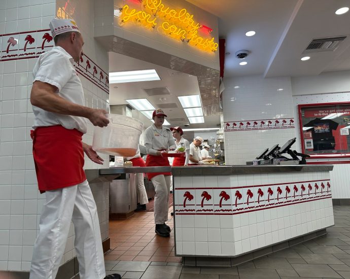 restaurant-workers-say-‘no-tax-on-tips’-undermined-by-benefits-cuts