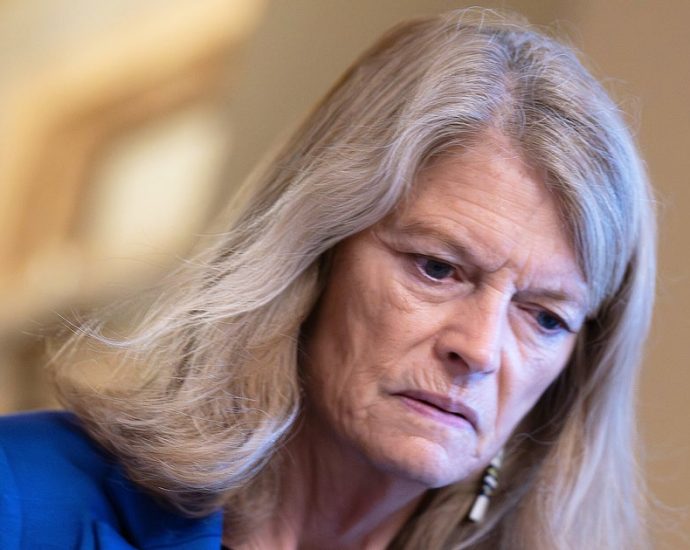 you-can’t-look-away-from-sen.-lisa-murkowski’s-‘creepy’-death-stare-at-nbc-reporter