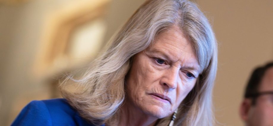 you-can’t-look-away-from-sen.-lisa-murkowski’s-‘creepy’-death-stare-at-nbc-reporter