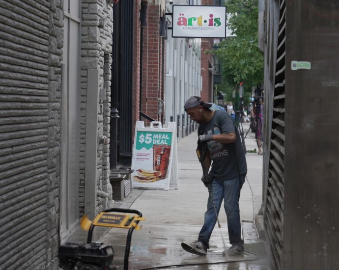 chicago-mass-shooting-leaves-four-dead,-14-injured-outside-downtown-lounge