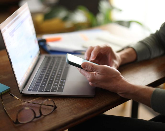 man-goes-viral-after-working-for-four-startups-at-the-same-time