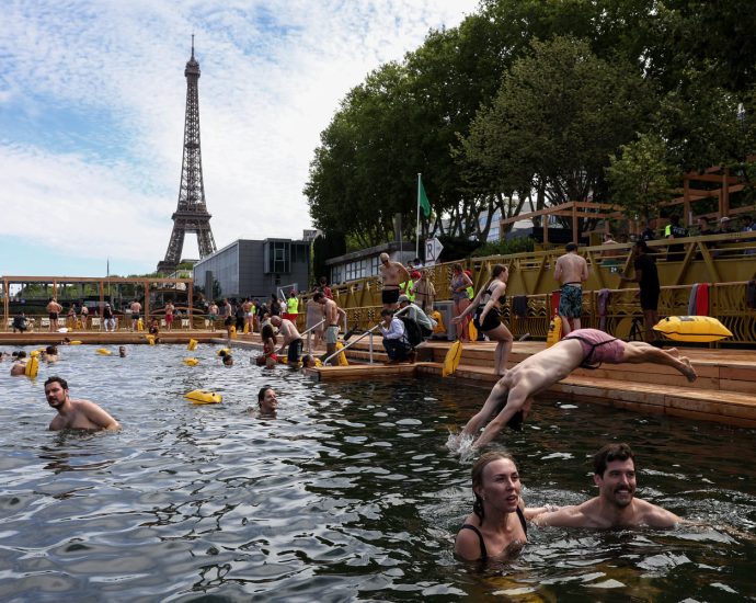 joyful-parisians-take-a-historic-plunge-into-the-seine-after-100-years