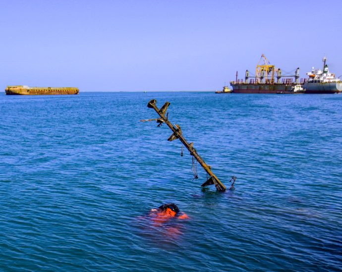gunboats-target-cargo-vessel-in-red-sea;-crew-abandons-ship