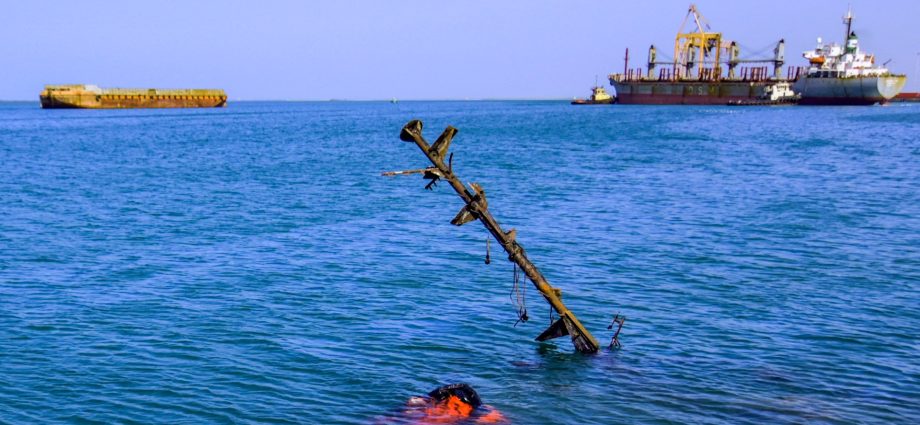 gunboats-target-cargo-vessel-in-red-sea;-crew-abandons-ship