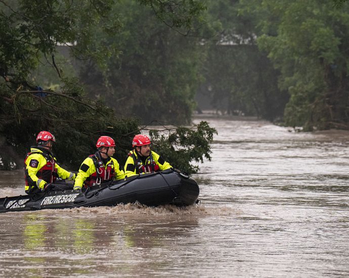texas-floods-claim-27-lives,-24-young-campers-still-missing