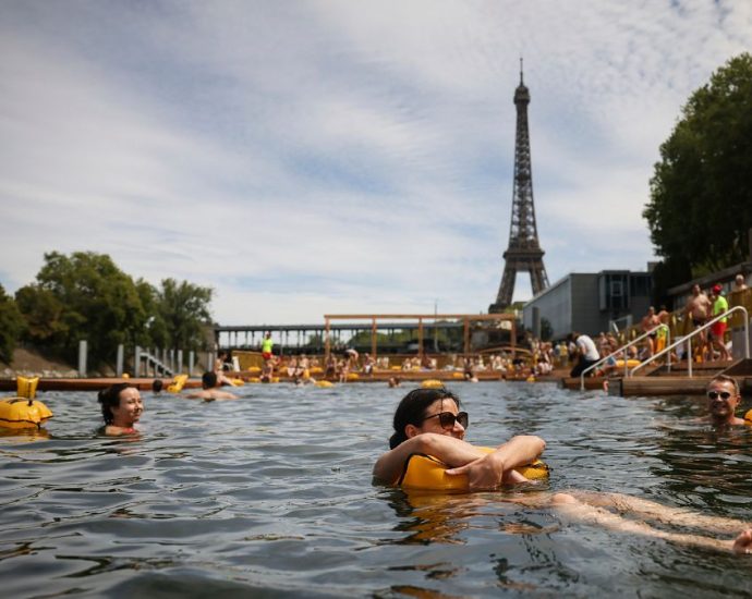 watch:-parisians-swim-in-seine-for-the-first-time-in-100-years