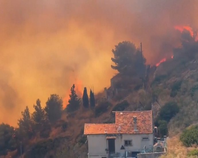 wildfires-shut-airport-near-marseille-in-france