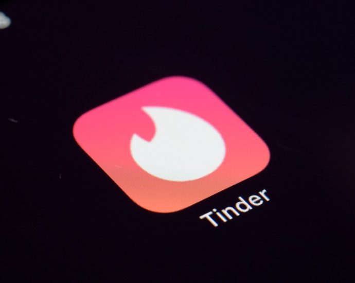 tinder-testing-facial-recognition-feature-for-california-users