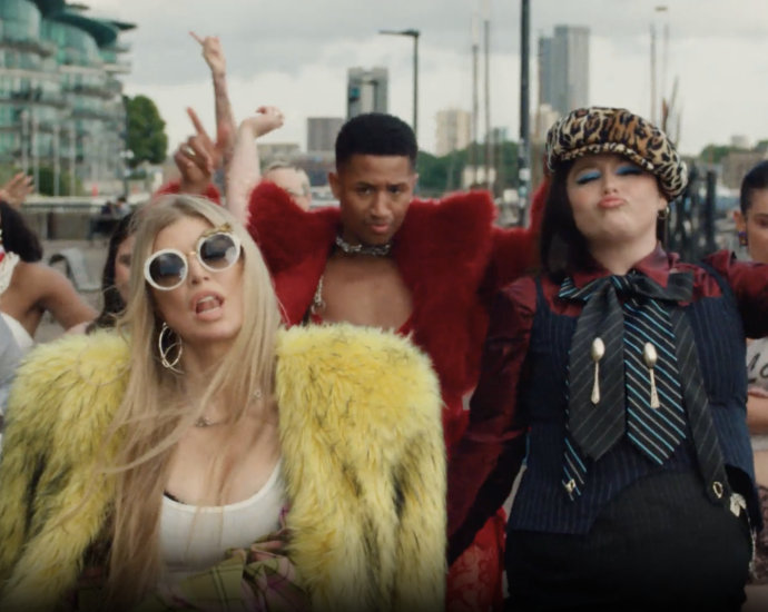 fergie-reboots-‘london-bridge’-video-on-the-actual-london-bridge-for-netflix’s-‘too-much’