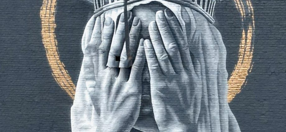 this-statue-of-liberty-street-art-made-maga-mad-—-and-the-artist-is-unrepentant