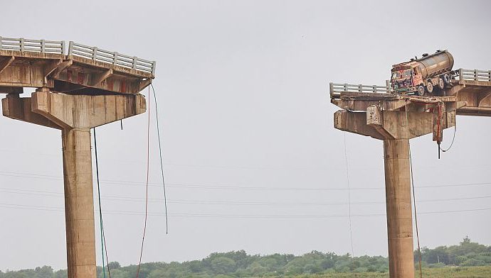 vehicles-plunge-into-river-after-bridge-collapse-in-india,-leaving-several-dead