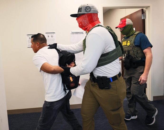 democratic-bill-would-force-ice-agents-to-unmask-and-id-themselves
