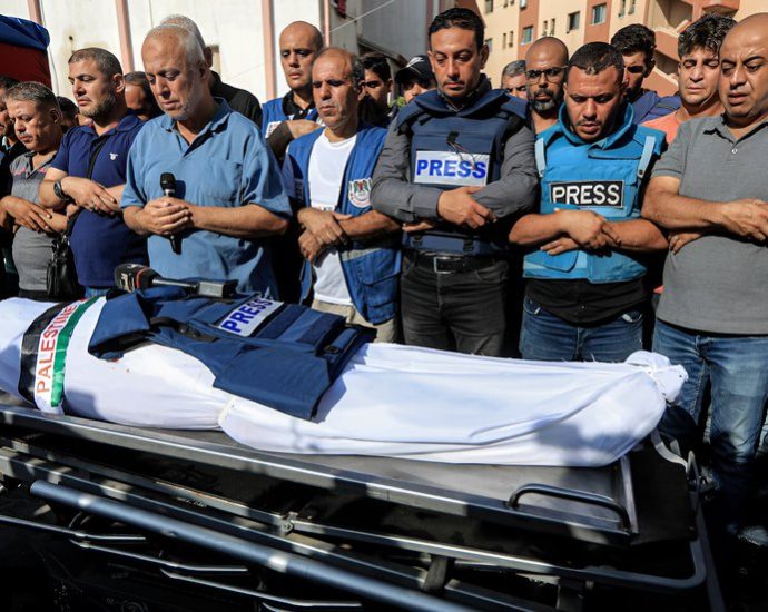firing-line:-robert-greenwald-chronicles-the-killing-of-combat-correspondents-and-children-in-gaza