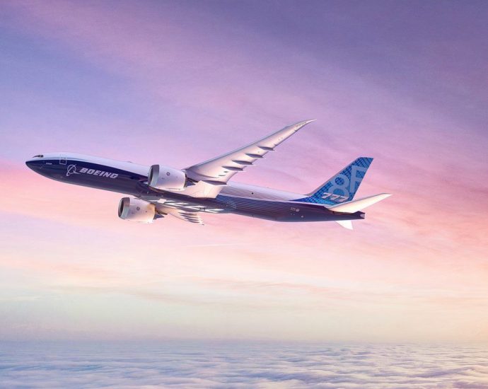 boeing-777-8-freighter-takes-shape-with-first-wing-spar-spanning-100+-feet