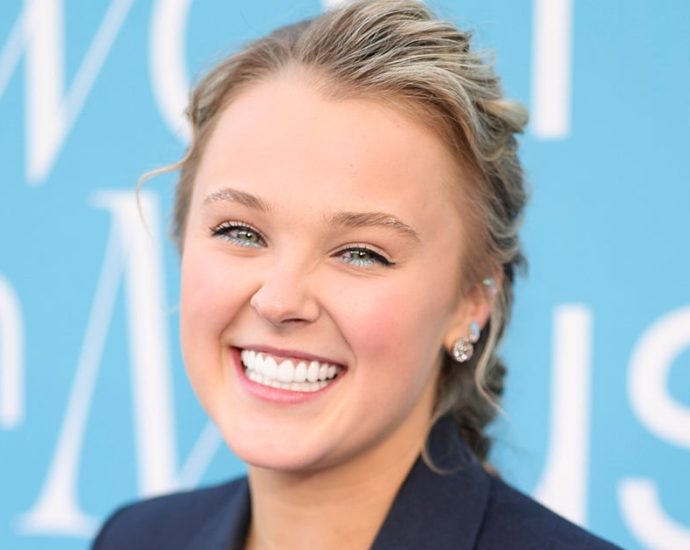 kim-carnes-seemingly-shades-jojo-siwa-over-her-‘bette-davis-eyes’-cover