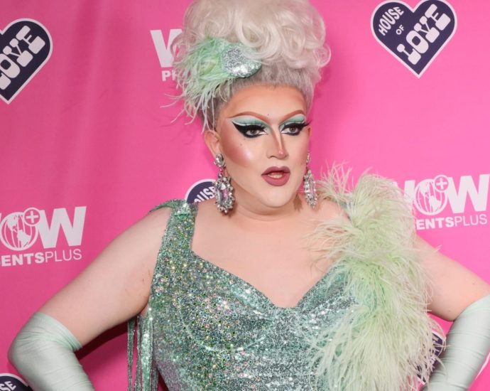 lawrence-chaney-just-made-one-hilarious-runway-debut-as-mrs.-doubtfire