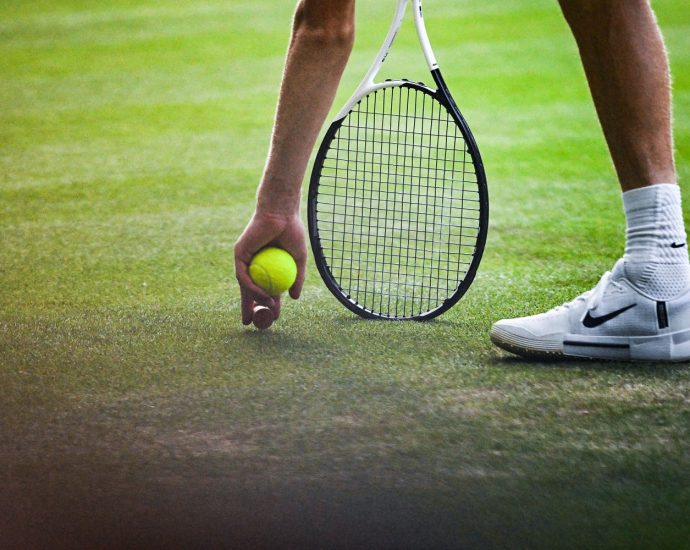 in-wimbledon-final,-jannik-sinner-had-to-deal-with-carlos-alcaraz-—-and-a-flying-champagne-cork