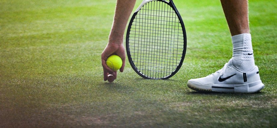 in-wimbledon-final,-jannik-sinner-had-to-deal-with-carlos-alcaraz-—-and-a-flying-champagne-cork