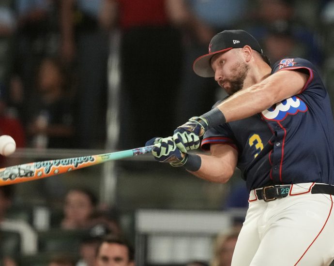 seattle’s-cal-raleigh-becomes-first-catcher-and-switch-hitter-to-win-home-run-derby
