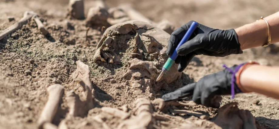 the-first-pandemic?-scientists-find-214-ancient-pathogens-in-prehistoric-dna
