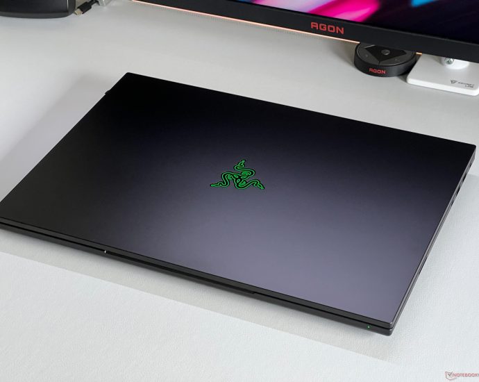 Razer’s new Blade 18 is 1 kg lighter than the Alienware 18, but just as fast and even a bit quieter