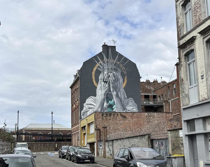 new-mural-in-france-shows-statue-of-liberty-covering-eyes-in-swipe-at-the-traitor
