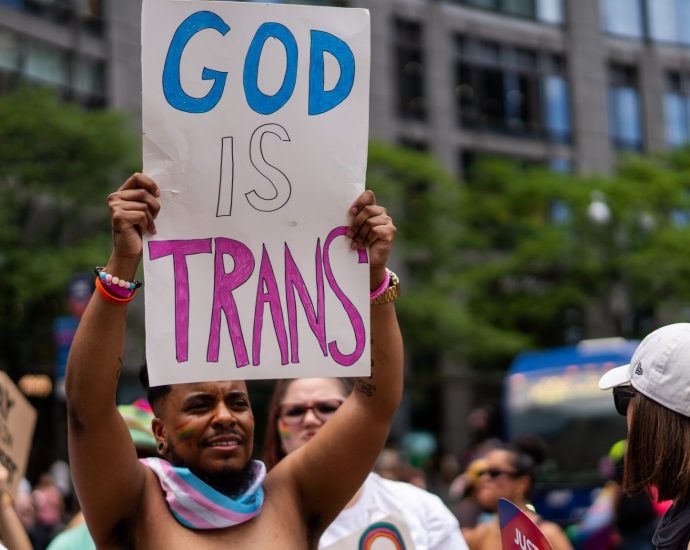 these-photos-capture-the-glitter,-love,-and-protest-of-nyc’s-pride-march