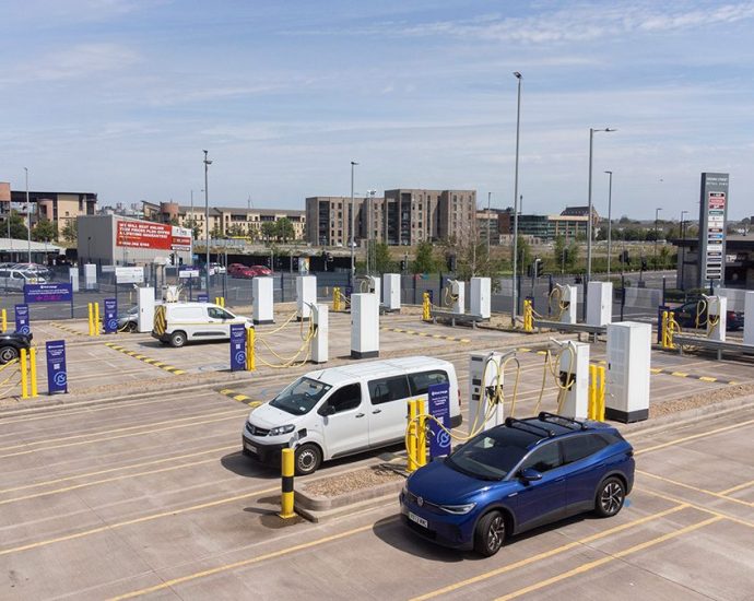 uk-operator-first-bus-shares-its-ev-charging-depots-with-the-public