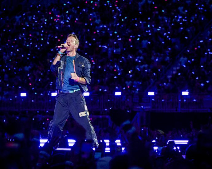 astronomer-ceo-resigns-after-coldplay-‘kiss-cam’-scandal