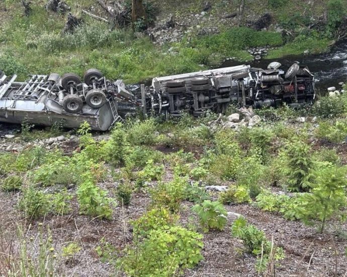 crews-work-to-contain-petroleum-spill-in-washington-after-tanker-truck-accident