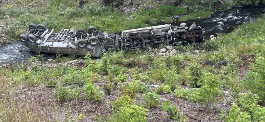 crews-work-to-contain-petroleum-spill-in-washington-after-tanker-truck-accident
