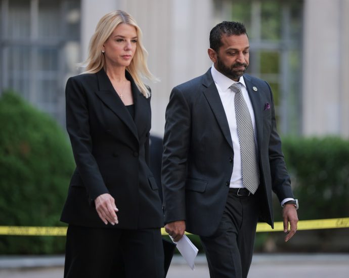 fbi-told-to-flag-mentions-of-the-traitor-in-epstein-files,-dem-senator-says