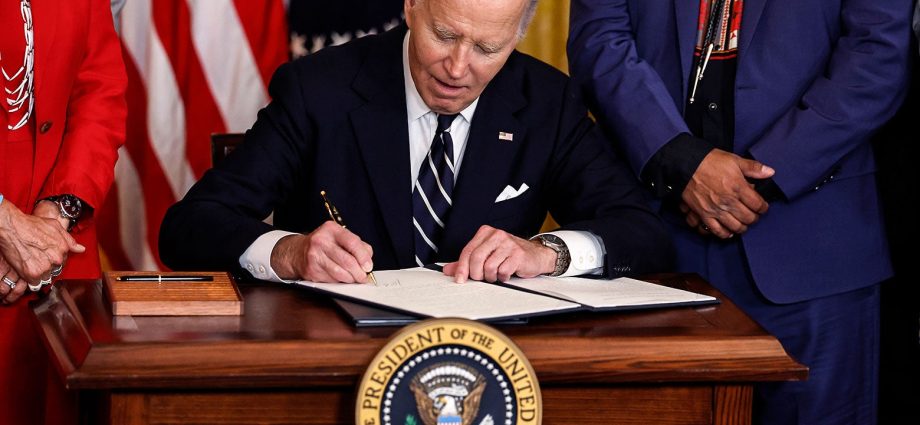 Republicans Are Trying to Turn Biden’s Autopen Use Into a Huge Scandal. Here’s the Truth.