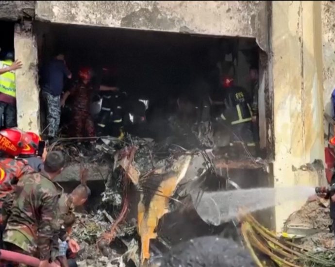 bangladesh-military-plane-crashes-into-school-building