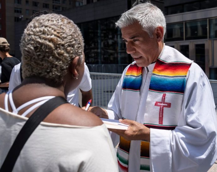 volunteers-flock-to-support-migrants-targeted-by-ice-at-immigration-courts