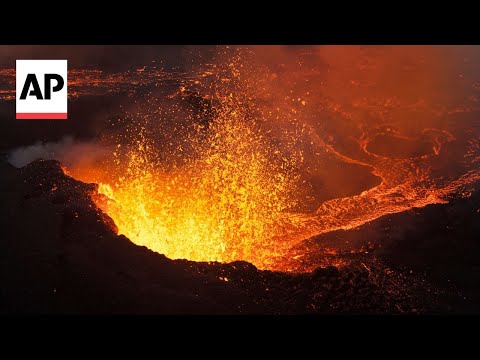 tourists-marvel-at-the-spectacle-of-volcano-eruption-in-iceland
