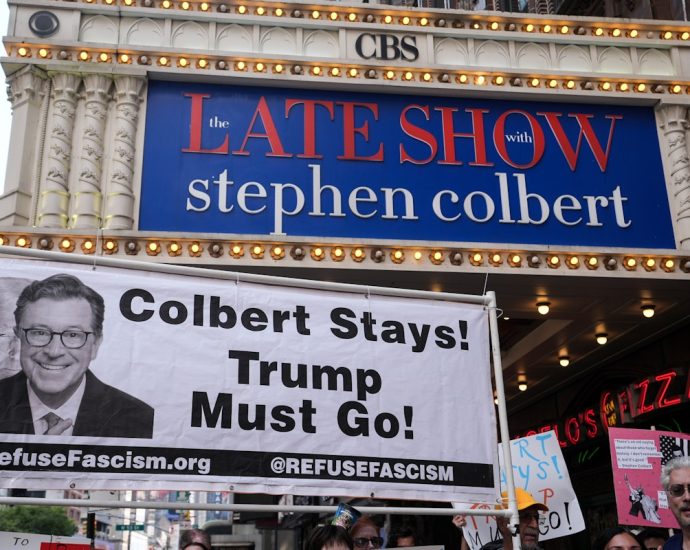 “go-f***-yourself”:-stephen-colbert,-jon-stewart-ream-the-traitor-and-cbs