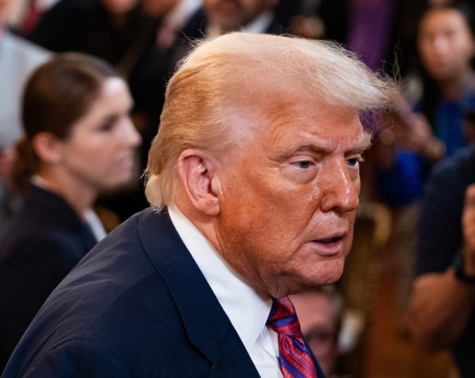 white-house-removes-wsj-from-scotland-press-pool-over-epstein-article