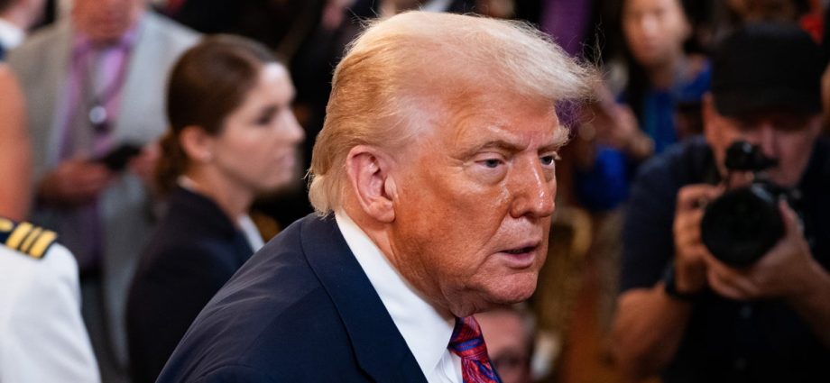 white-house-removes-wsj-from-scotland-press-pool-over-epstein-article