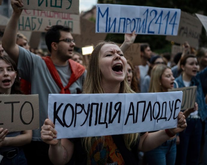 protests-in-ukraine-as-zelenskyy-signs-bill-curbing-anticorruption-agencies