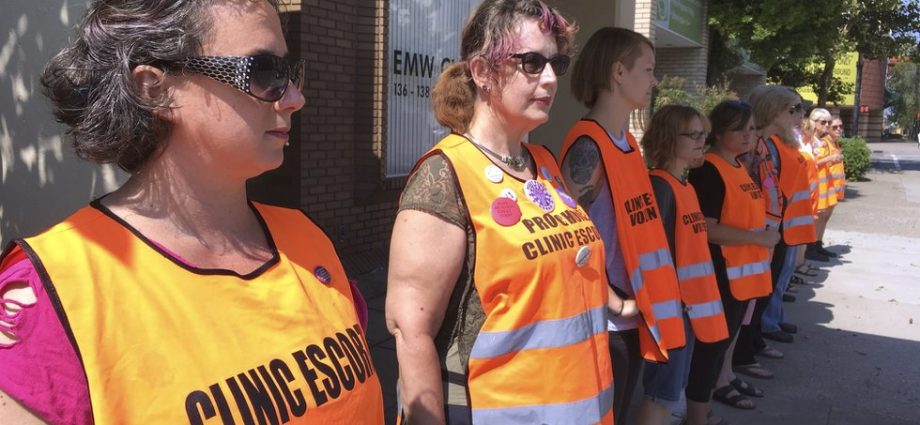 amid-rise-in-anti-abortion-activism,-clinic-protections-are-more-needed-than-ever