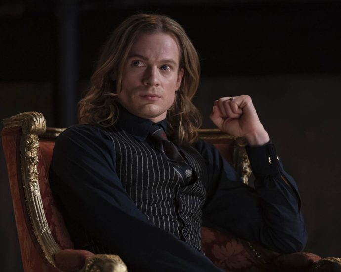 sam-reid-teases-shirtless-rock-god-lestat-in-‘interview-with-the-vampire’