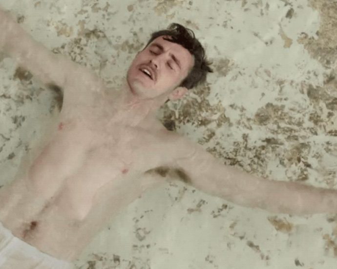paul-mescal-and-josh-o’connor-fall-in-love-through-music-in-‘the-history-of-sound’