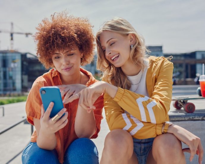 viral-‘tea’-app-lets-women-review-their-dates,-sparks-privacy-concerns