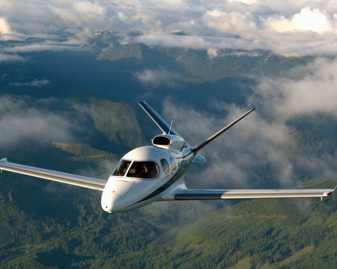 cirrus-aircraft-ends-oshkosh-collaboration-with-content-creator-because-they-weren’t-wearing-a-bra